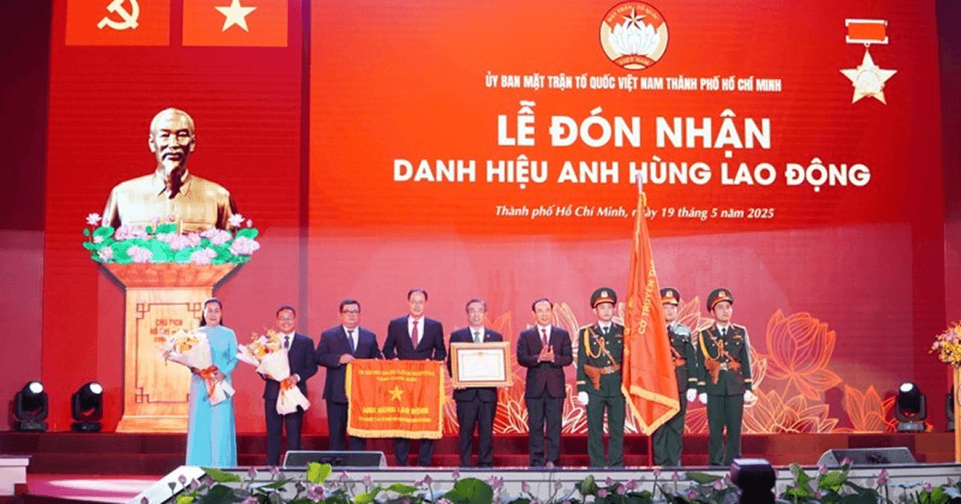 Lễ đón nhận danh hiệu Anh hùng Lao động